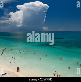 Menge der Badegäste am Strand in Tulum Mexiko im türkisblauen Meer mit Storm cloud Riviera Maya Halbinsel Yucatan Karibik Stockfoto