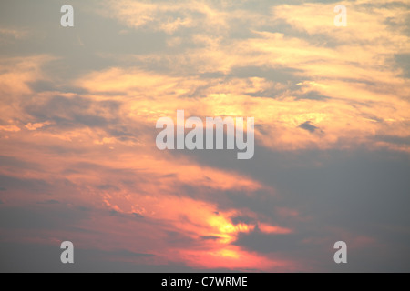 Himmel bei Sonnenuntergang warf den Wolken-Wirbel-Sonnenuntergang Stockfoto