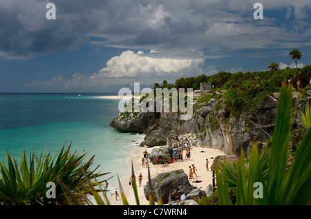 Steilküste bei Tulum Mexiko mit Badenden am Sand Strand und Tempel 54 auf der Karibik-Yucatan-Halbinsel Stockfoto