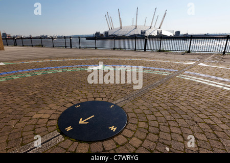 Greenwich Nullmeridian Linie mit der Themse und Millennium Dome im Hintergrund, London, UK. Stockfoto