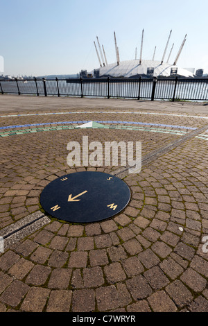 Greenwich Nullmeridian Linie mit der Themse und Millennium Dome im Hintergrund, London, UK. Stockfoto