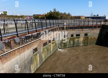 Schleusentore, East India Docks Becken, Docklands, London, England, Vereinigtes Königreich. Stockfoto