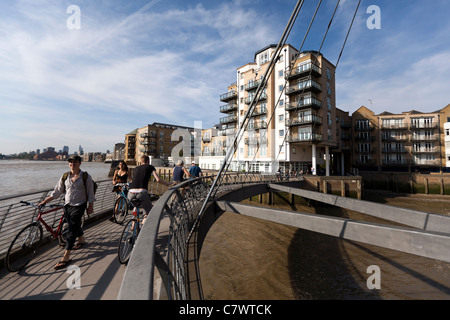 Fußgängerbrücke über einer Bucht des Flusses Themse, Tower Hamlets, London, UK Stockfoto