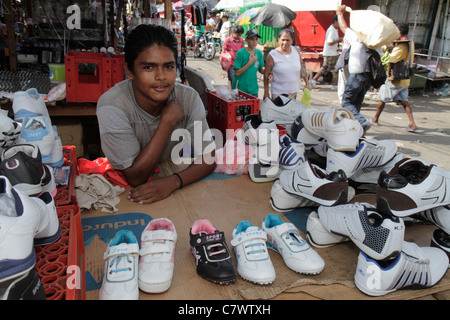 Managua Nicaragua, Mercado Flohshopper einkaufen Geschäfte Markt kaufen verkaufen, Geschäfte Geschäfte Geschäfte Unternehmen, Shopper, Verkäufer, Stände Stockfoto