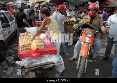 Managua Nicaragua, Mittelamerika, Mercado Oriental, Flohshopper Shopper Shopper Shopper Shop Shops Markt Märkte Marktplatz Kauf Verkauf, Einzelhandelsgeschäft st Stockfoto