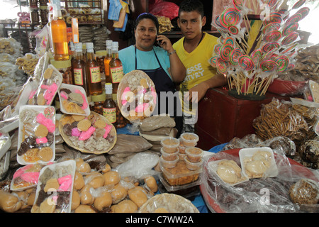 Managua Nicaragua, Mercado Roberto Huembes, Markt, Shopping Shopper Shop Shops Kauf Verkauf, Geschäfte Geschäfte Business Unternehmen, Backwaren, Familie Famil Stockfoto