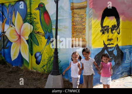 Managua Nicaragua, Calle Colon, öffentliche Kunst, Wandbild, bunt, Vogel, Blume, Person, hispanische Mädchen Mädchen, Youngster, weibliche Kinder Kinder Kind, jünger, älter, sibl Stockfoto