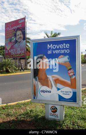 Managua Nicaragua, Mittelamerika, Calle Colon, Straßenszene, Reklametafeln, Werbung, Werbewerbung, Werbewerbung, Spanisch, l Stockfoto