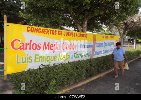 Managua Nicaragua, Mittelamerika, Avenida Simon Bolivar, Straßenszene, Banner, Werbewerbung, öffentliches Konzert, Carlos Mejia Godoy, Luis Enriqu Stockfoto