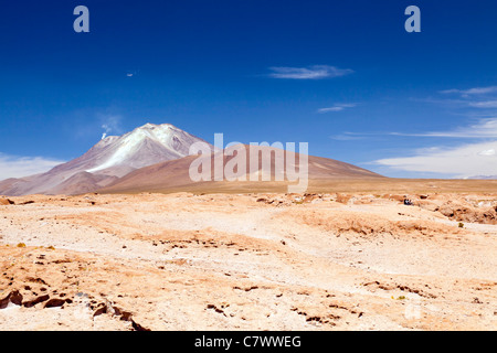 Die atemberaubende Landschaft zwischen San Pedro de Quemez und Ojo de Perdiz, Bolivien, mit Dampf steigt aus dem Vulkan in eine dünne Rauchfahne Stockfoto