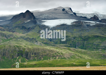 Die Oraefajokull Gletscher (Teil des Vatnajökull-Gletschers) und die Landschaft rund um Skaftafell National Park im Südosten Islands. Stockfoto