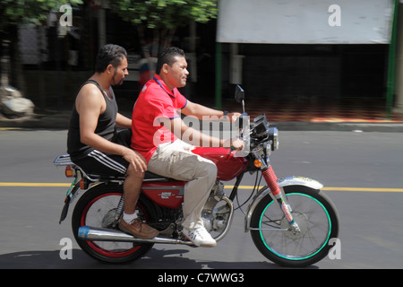 Managua Nicaragua, Mittelamerika, Straßenszene, lateinamerikanisch-lateinamerikanische Minderheit von Einwanderern, Mann, Männer, Erwachsene, Fahrer, Reiter Stockfoto