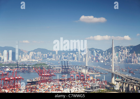 Ansicht der Stonecutters Bridge, Kowloon und Hong Kong Island von Tsing Yi, Hong Kong, China Stockfoto