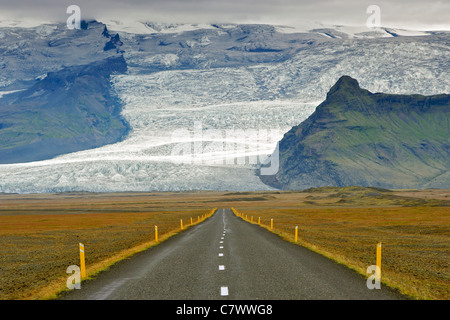 Die isländischen Ringstraße und Pisten Islands höchsten Berg Hvannadalshnúkur (2110m), Teil des Gletschers Oraefajokull. Stockfoto