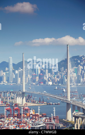 Ansicht von Stonecutters Bridge und Hong Kong Island von Tsing Yi, Hong Kong, China Stockfoto