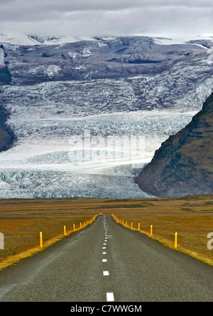 Die isländischen Ringstraße und Pisten Islands höchsten Berg Hvannadalshnúkur (2110m), Teil des Gletschers Oraefajokull. Stockfoto