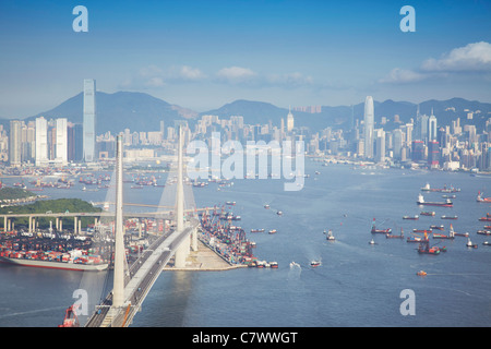 Blick auf Hong Kong Island von Tsing Yi, Hong Kong, China, Stonecutters Bridge und Victoria Harbour Stockfoto