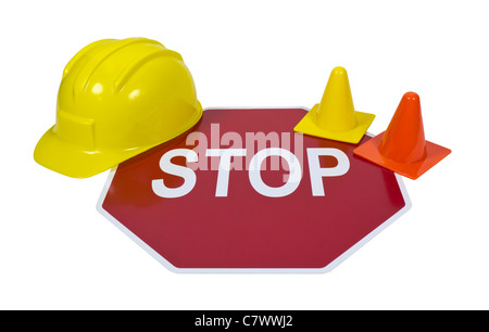 Stop-Schild mit Schutzhelm und Sicherheit-Zapfen für die Ausweisung von Vorsicht - Pfad enthalten Stockfoto