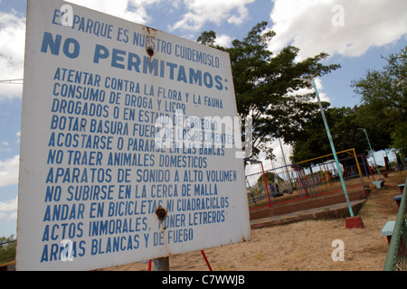 Managua Nicaragua, Mittelamerika, Loma de Tiscapa, historischer Nationalpark, Parque historico, La Sombra de Sandino, Spielplatz, Warnschild, Verbot, Spanier Stockfoto