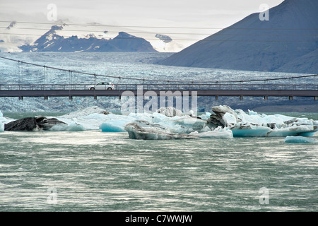 Brücke über der Mündung des Jokullsarlon-See am Fuße des Vatnajökull-Gletschers im Südosten Islands. Stockfoto