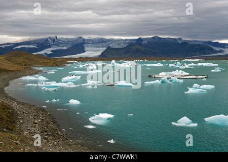 Eisberge im Jokullsarlon See am Fuße des massiven Vatnajökull-Gletscher im Südosten Islands. Stockfoto
