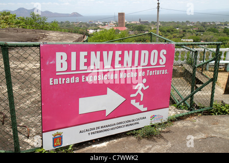 Managua Nicaragua, Loma de Tiscapa, nationaler historischer Park, Parque historico, La Sombra de Sandino, Zaun, Schild, Spanisch, Sprache, zweisprachig, willkommen, Richtung Stockfoto