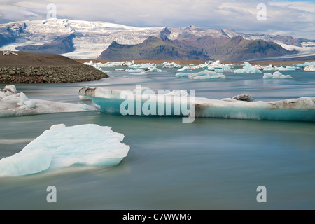 Eisberge im Jokullsarlon See am Fuße des massiven Vatnajökull-Gletscher im Südosten Islands. Stockfoto