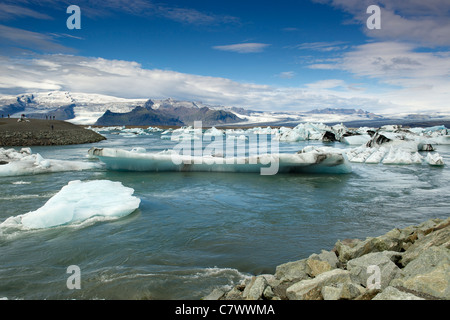 Eisberge im Jokullsarlon See am Fuße des massiven Vatnajökull-Gletscher im Südosten Islands. Stockfoto