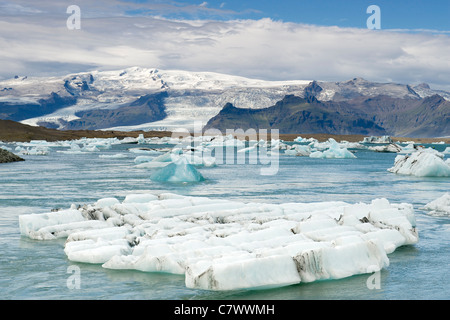 Eisberge im Jokullsarlon See am Fuße des massiven Vatnajökull-Gletscher im Südosten Islands. Stockfoto