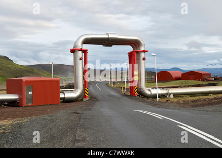 Rohrleitungen aus der Krafla Geothermie-Kraftwerk in der Nähe von Myvatn im Nordosten Islands. Stockfoto