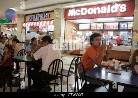 Managua Nicaragua, Metrocentro, Shopping Shopper Shopper Shop Shops Market Frauen arbeiten Retail Store Stores Business, Center, Mall, Food Court plaza, Chai Stockfoto