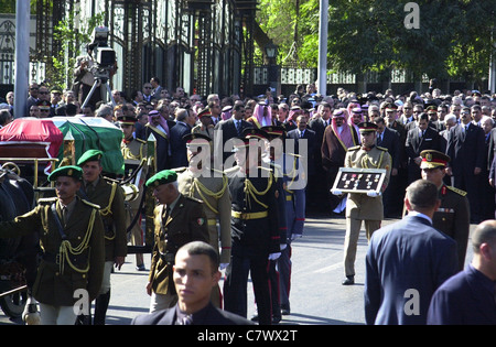 Staats- und VIPS Fuß mit Ägyptens Mubarak, Tunesien Ben Ali, saudischen König Abdullah bei Arafatss Beerdigung in Kairo Stockfoto