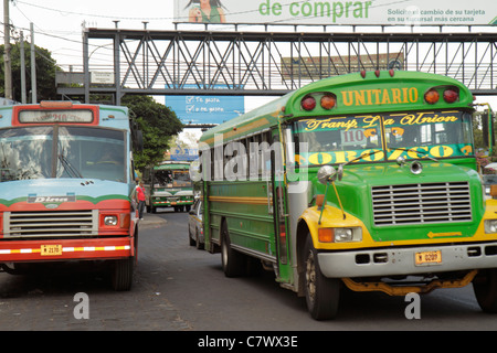 Managua Nicaragua, Lateinamerika, Pista Juan Pablo II, Straßenszene, Verkehr, Bus, Bus, Fußgängerbrücke, Reifen, Horn, International, Dina, Stoßstange, Nicara1105020 Stockfoto