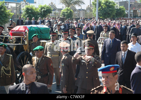 Staats- und VIPS Fuß mit Ägyptens Mubarak, Tunesien Ben Ali, saudischen König Abdullah bei Arafatss Beerdigung in Kairo Stockfoto