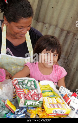 Managua Nicaragua, Pista Juan Pablo II, Straße, Verkäufer, Stände Stand Stand Markt, Gummi, Zigaretten, Hispanic ethnische Frau weibliche Frauen Erwachsene Erwachsene, g Stockfoto