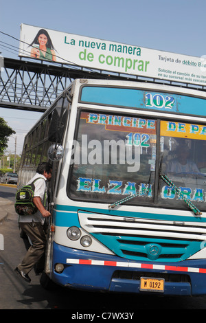 Managua Nicaragua, Mittelamerika, Pista Juan Pablo II, Straßenszene, Verkehr, Bus, Bus, öffentlicher Nahverkehr, Passagierbeförderung, Besucherreisen Stockfoto