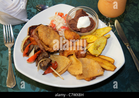 Managua Nicaragua, Los Girasoles, Restaurant Restaurants Essen und Trinken Cafe Cafés, Essen, typisches Essen, Teller, Teller, Geschirr, Gabel, Rindfleisch, Kochbanane, Tortilla ch Stockfoto