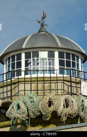 Angeln-Seile hängen auf dem Geländer des alten original St. Ives Leuchtturms Smeaton Pier. Stockfoto