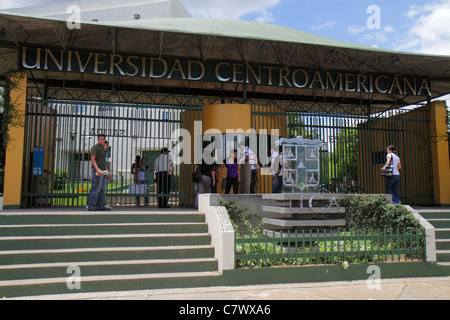 Managua Nicaragua,Pista Juan Pablo II,Universidad Centro Americana,UCA,Universität,Hochschulbildung,Eintritt,hispanischer Mann Männer Erwachsene Erwachsene, Frau f Stockfoto