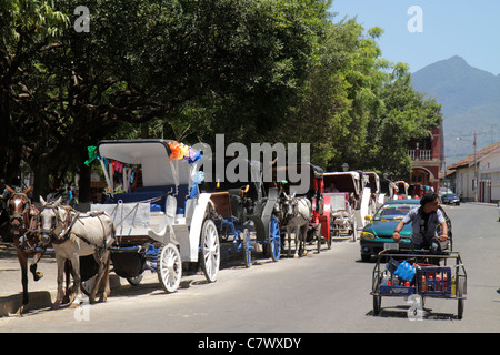 Granada Nicaragua, Mittelamerika, Granada Square, Calle Vega, Kolonialerbe, historisches Viertel, Central Park, Parque Central, Straßenszene, Pferderennen c Stockfoto