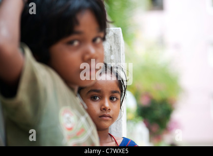 Junge schlechte niedrigere Kaste indischen Straße Bruder und Schwester. selektiven Fokus Stockfoto