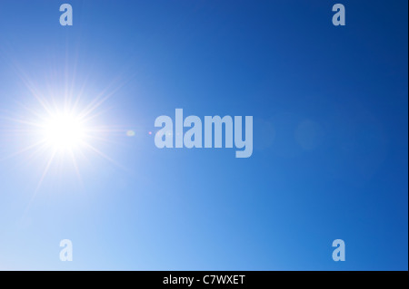 Sonnigen blauen Himmel mit sunburst Stockfoto