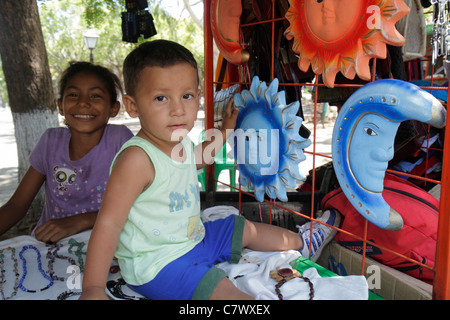 Granada Nicaragua,Mittelamerika,Central Park,Parque Central,Straße,Verkäufer Verkäufer Verkäufer,Stände Stand Händler Händler Markt Markt,verkaufen Stockfoto