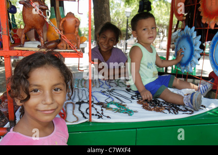 Granada Nicaragua,Mittelamerika,Central Park,Parque Central,Straße,Verkäufer Verkäufer Verkäufer,Stände Stand Händler Händler Markt Markt,verkaufen Stockfoto