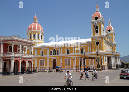 Granada Nicaragua,Mittelamerika,Granada Square,Avenida Guzman,Central Park,Parque Central,Kolonialerbe,historisches Viertel,Catedral de Granada,Ca Stockfoto