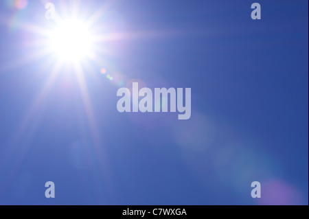 Klaren, blauen Himmel und sunburst Stockfoto