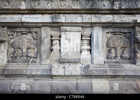 Relief-Schnitzereien auf Shiva-Tempel, Prambanan, Java, Indonesien Stockfoto