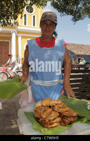 Granada Nicaragua, Mittelamerika, Avenida Guzman, Central Park, Parque Central, historisches Viertel, hispanische Frau weibliche Erwachsene Erwachsene Erwachsene, Street Food, Ve Stockfoto