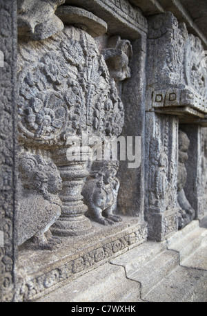 Relief-Schnitzereien auf Tempel Prambanan, Java, Indonesien Stockfoto