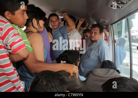 Managua Nicaragua, Bus, Trainer, Mikrobus, Hispanic Mann Männer Erwachsene Männer, Frau Frauen, Jungen, Kinder Kinder Kinder Jugendliche, männlich, Teenager Stockfoto